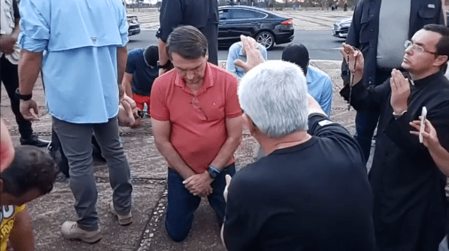 O presidente Jair Bolsonaro recebe um padre, um pastor e fiéis cristãos