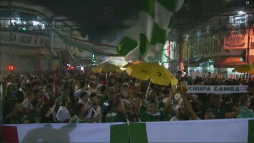 Torcedores do Palmeiras aglomeram em torno do Allianz Parque