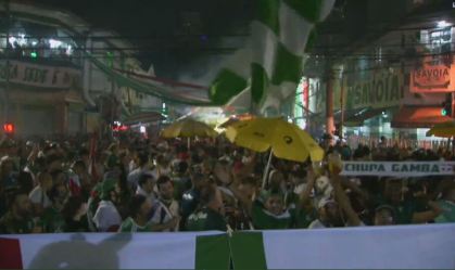 Torcedores do Palmeiras aglomeram em torno do Allianz Parque