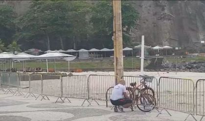 Polícia usa grades para isolar praia do Rio
