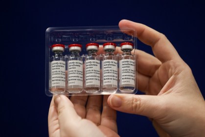 Frascos com vacina contra Covid-19 desenvolvida pela Universidade de Oxford com