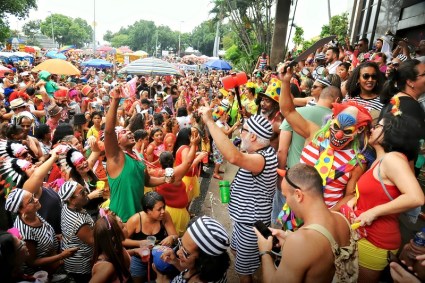 Aglomeração em bloco de Carnaval no Rio de Janeiro. Imagem de arquivo de 28 de f