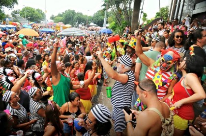 Aglomeração em bloco de Carnaval no Rio de Janeiro. Imagem de arquivo de 28 de f