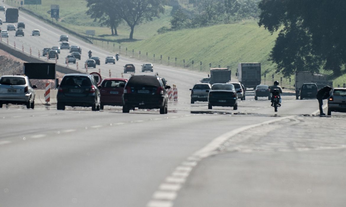 Carros em rodovia