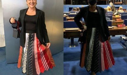 Senadora Kátia Abreu (PDT-TO)  usa saia feita de gravatas durante votação para p