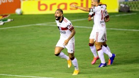 Gabigol comemora gol do Flamengo na Ilha do Retiro