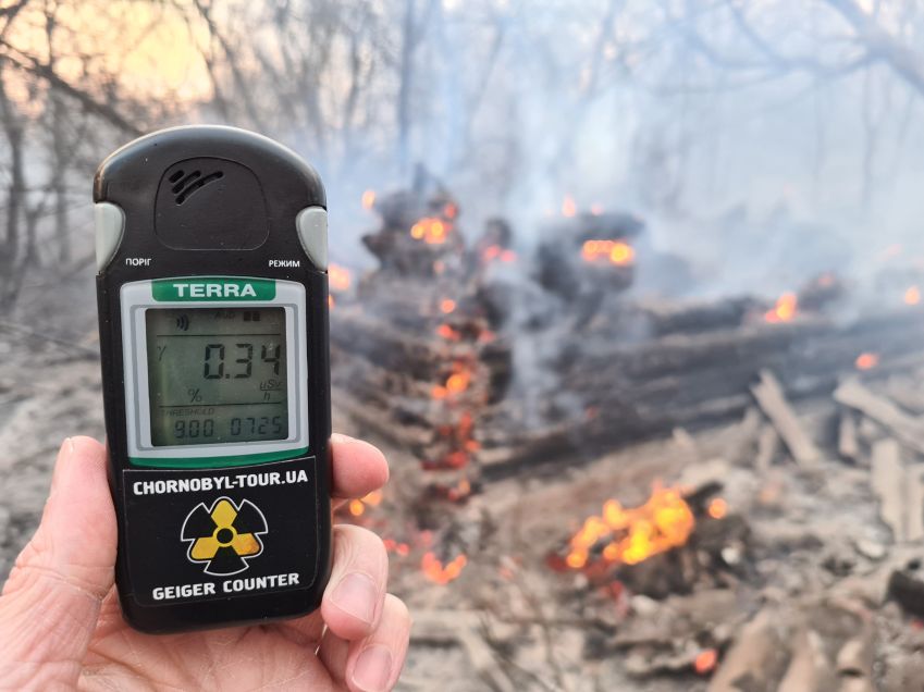 Imagem de contador Geiger perto do incêndio em Chernobyl mostra leitura de radiação pouco abaixo do máximo permitido de 0,5 µSv/h • Yaroslav Emelianenko/ AFP/ Getty Images
