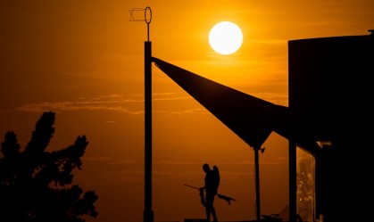 Sol e calor na praia da Barra da Tijuca, na zona Oeste do Rio de Janeiro