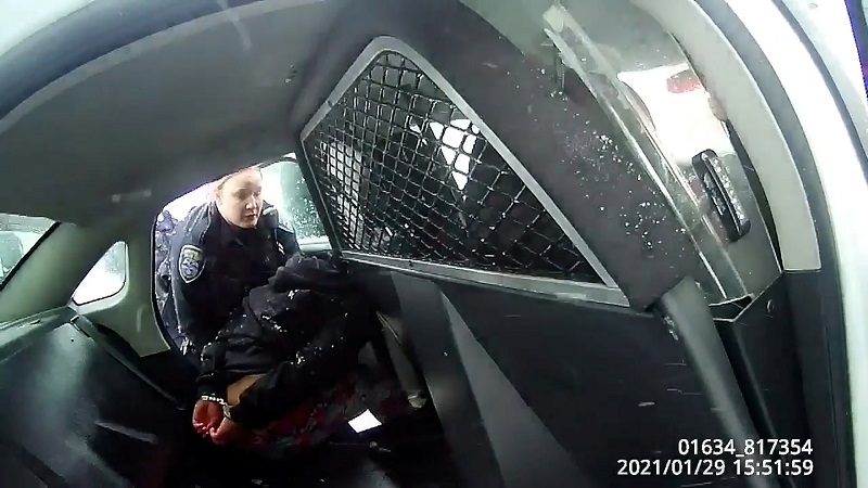 Polícia de Rochester, nos Estados Unidos, coloca menina de 9 anos em viatura pol