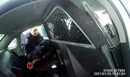 Polícia de Rochester, nos Estados Unidos, coloca menina de 9 anos em viatura pol