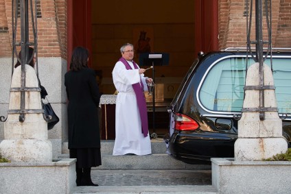 Padre benze carro com caixão de vítima do novo coronavírus em cemitério de Madri