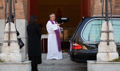 Espanha cria drive-thru funerário em Madri, epicentro do coronavírus no país
