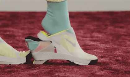 Nike lança tênis que pode ser calçado sem usar as mãos