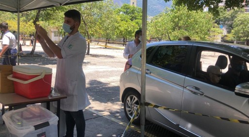 Vacinação no sistema drive-thru para idosos no Rio de Janeiro