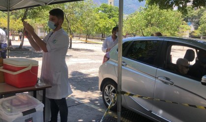 Vacinação no sistema drive-thru para idosos no Rio de Janeiro