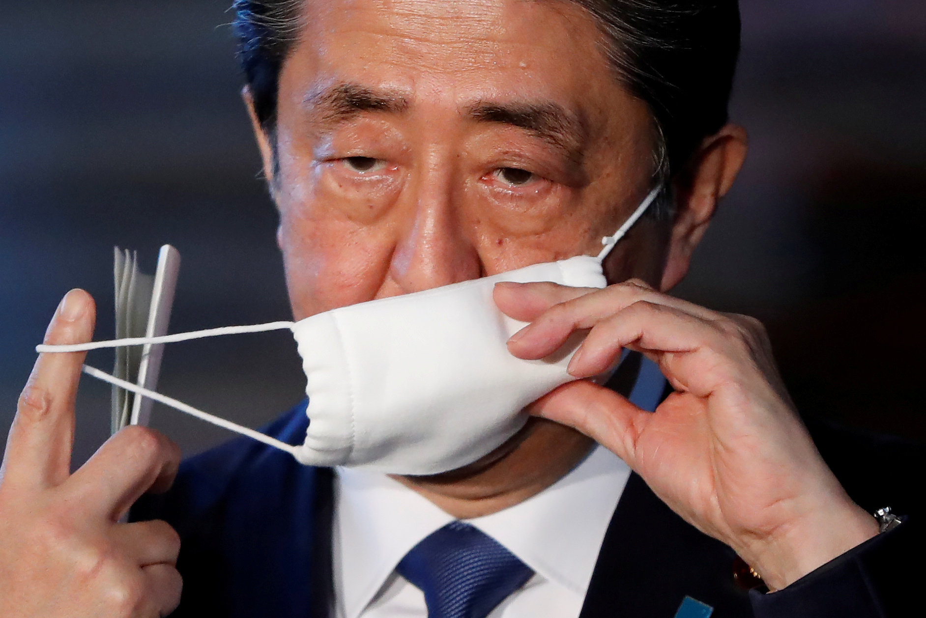 Premiê do Japão, Shinzo Abe, anuncia pacote econômico e estado de emergência