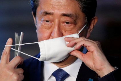 Premiê do Japão, Shinzo Abe, anuncia pacote econômico e estado de emergência