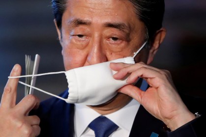 Premiê do Japão, Shinzo Abe, anuncia pacote econômico e estado de emergência