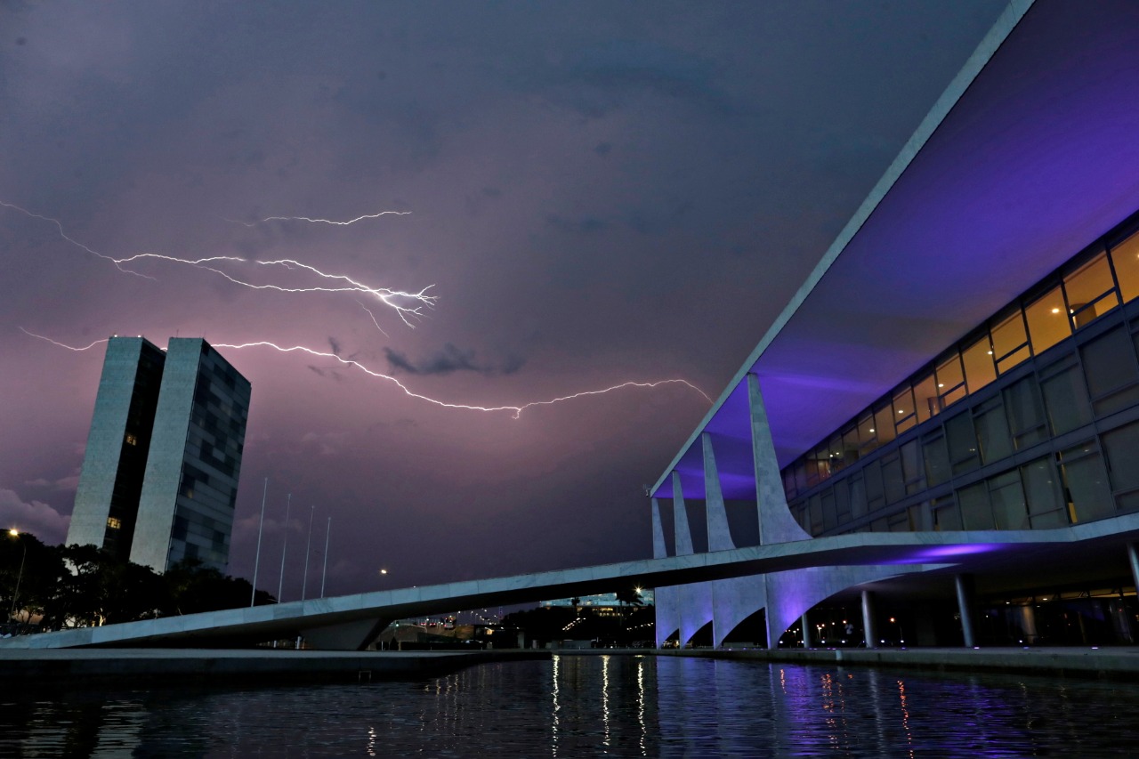 Raio ilumina céu sobre Congresso Nacional e o Palácio do Planalto em Brasília