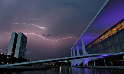 Raio ilumina céu sobre Congresso Nacional e o Palácio do Planalto em Brasília