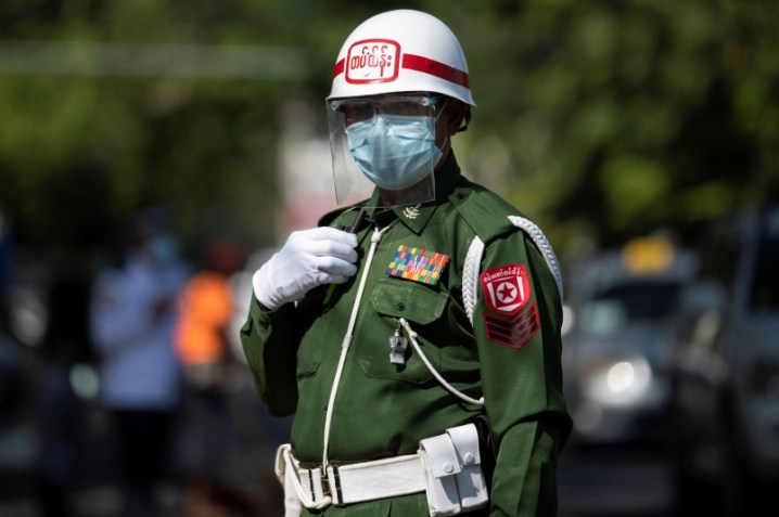 Militar patrulha rua em Mianmar após golpe em 2020 / Foto: Reuters