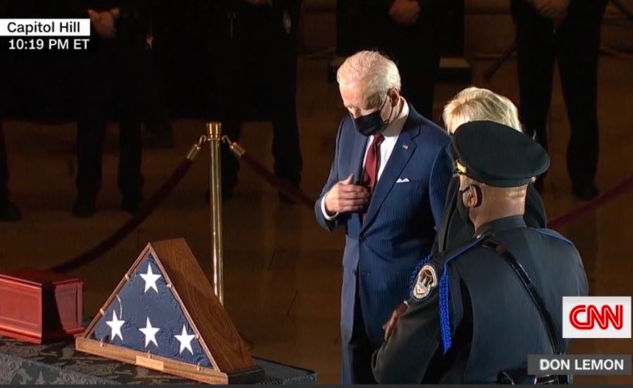 Joe Biden presta homenagem no funeral de Brian Sicknick