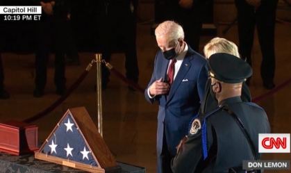 Biden presta homenagem em funeral de policial morto na invasão ao Capitólio