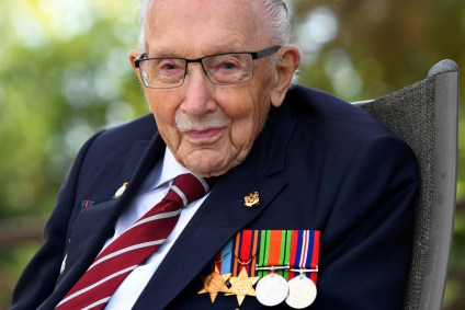 Capitão britânico Tom Moore foi homenageado no Reino Unido