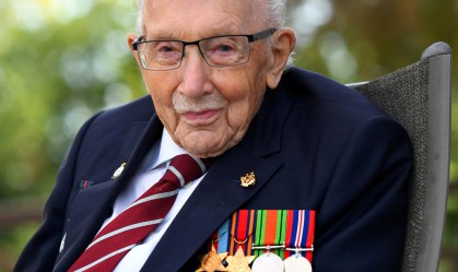Com lágrimas e flores, britânicos lamentam morte do herói Capitão Tom Moore