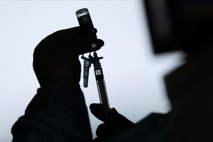 Profissional de saúde prepara seringa com vacina contra Covid-19 de Oxford