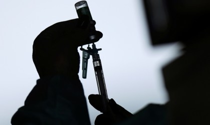 Profissional de saúde prepara seringa com vacina contra Covid-19 de Oxford