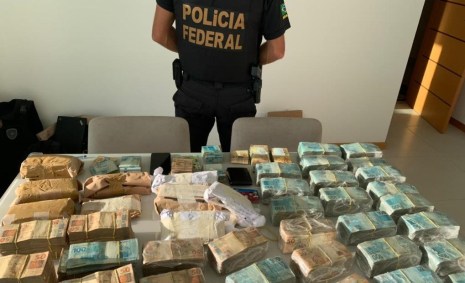 Agentes da Polícia Federal fazem operação no Espírito Santo