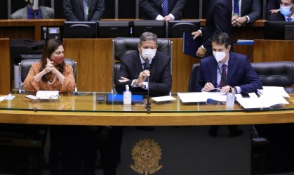 Arthur Lira (C) conduz a sessão na Câmara para escolha da Mesa Diretora