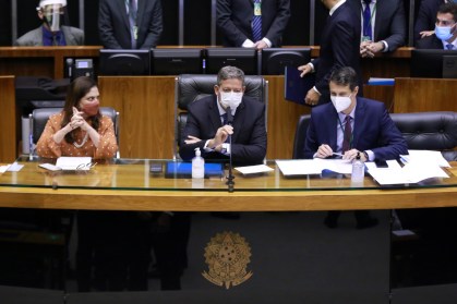 Arthur Lira (C) conduz a sessão na Câmara para escolha da Mesa Diretora