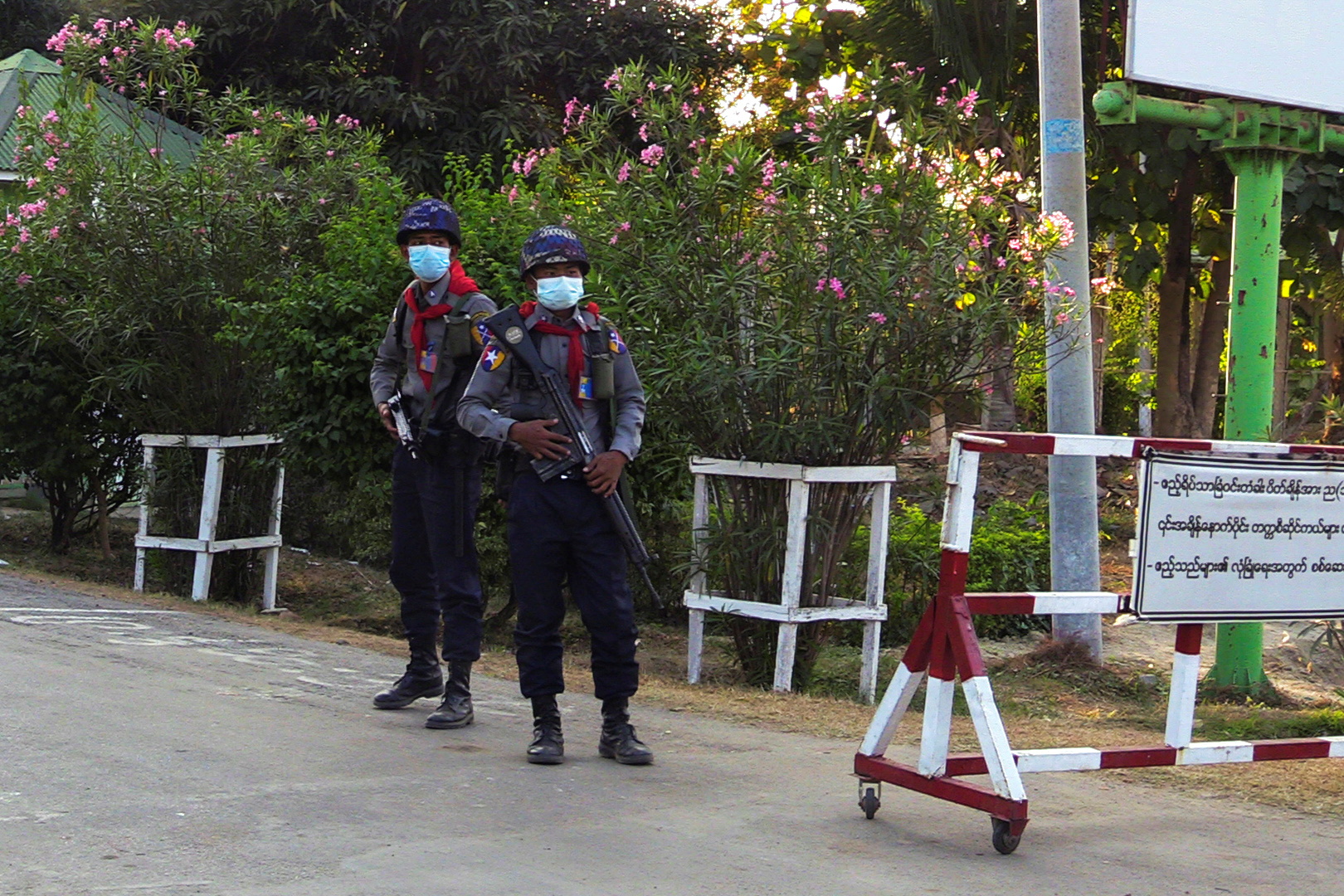 Soldados em posto de controle perto do complexo do Parlamento de Mianmar