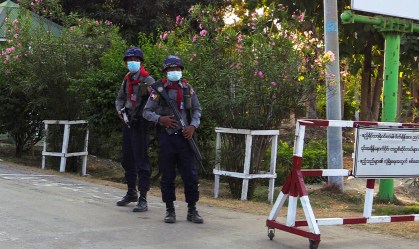 Soldados em posto de controle perto do complexo do Parlamento de Mianmar