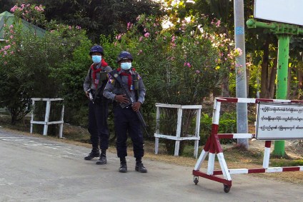 Soldados em posto de controle perto do complexo do Parlamento de Mianmar