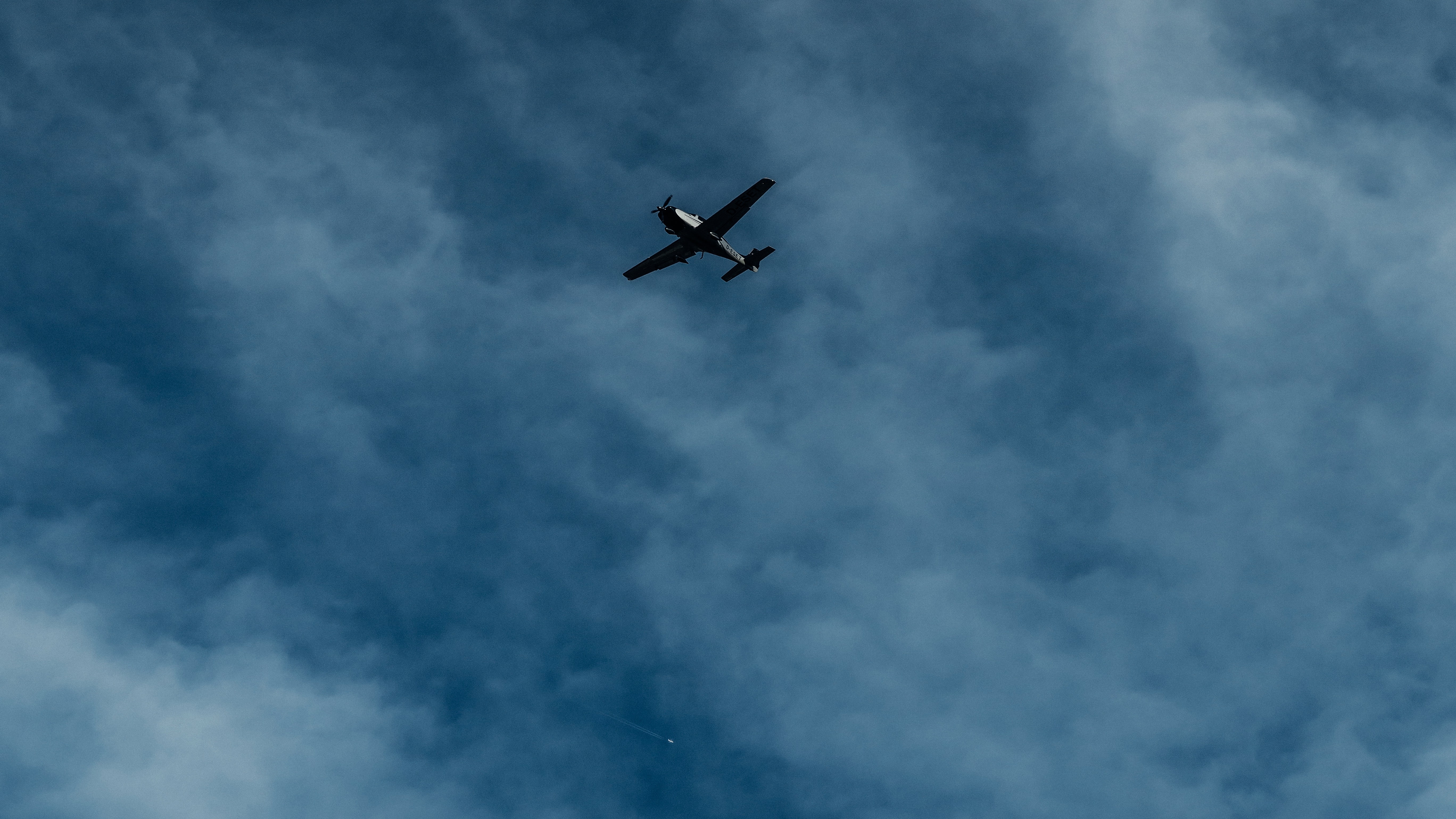 Avião de pequeno porte no céu