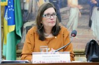 Bia Kicis diz que Bolsonaro pensou que havia uma "escuta" na tornozeleira