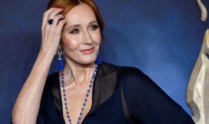 Autora de 'Harry Potter' diz que se recuperou totalmente de provável coronavírus