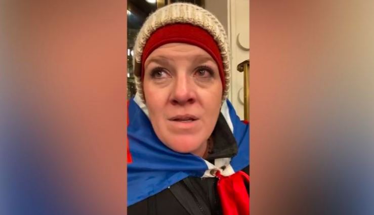 Jenny Cudd, investigada por participação na invasão do Capitólio