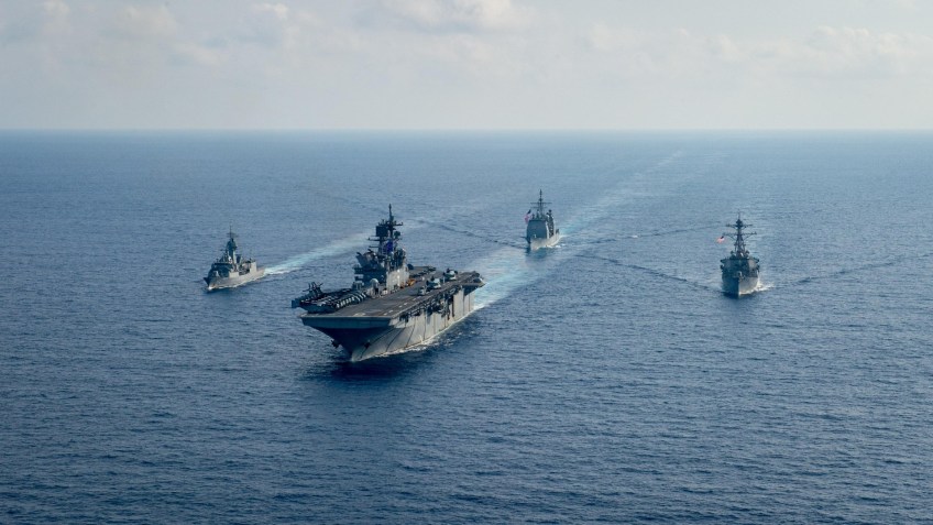 Navios das Marinhas dos EUA e da Austrália no Mar do Sul da China / Foto: Marinha dos EUA - 18.abr.2020 / Reuters