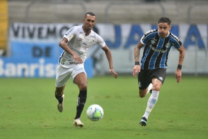 Lucas Braga (E), atacante do Santos, foi chamado de 'crioulinho' por narrador