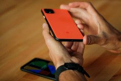 Mulher observa smartphone Google Pixel 4