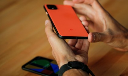 Mulher observa smartphone Google Pixel 4