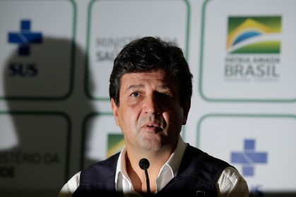 O ministro da Saúde, Luiz Henrique Mandetta, anuncia que permanece no cargo