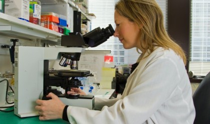Cientista analisa microscópio