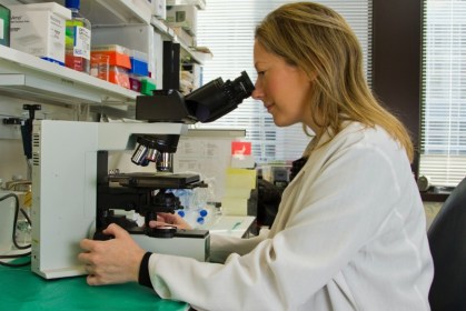 Cientista analisa microscópio