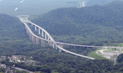  Vista geral da Rodovia dos Imigrantes no início de serra