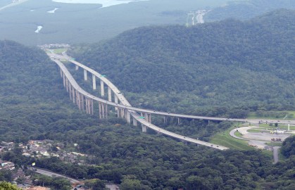 Vista geral da Rodovia dos Imigrantes no início de serra